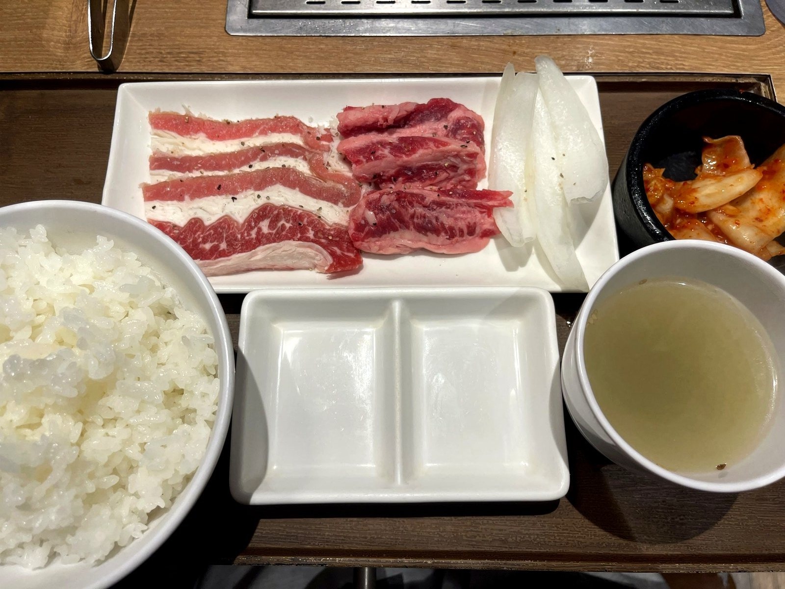 焼肉ライクのWカルビセット。うす切りカルビとライクカルビの肉皿、ごはん、キムチ、スープ、玉ねぎが並ぶ一人焼肉のセット