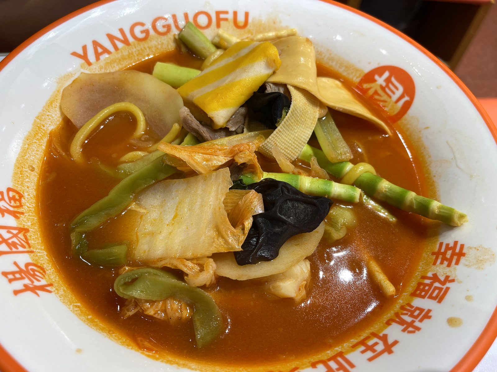 カニカマや干豆腐、姫たけのこ、キクラゲ、白菜などが入った甘酸っぱいトマトスープの麻辣湯