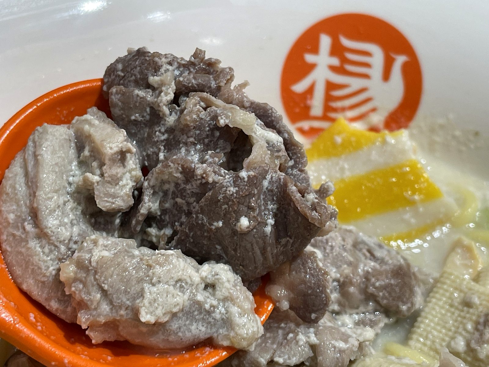 ラムと鶏肉をレンゲに盛ったクローズアップ