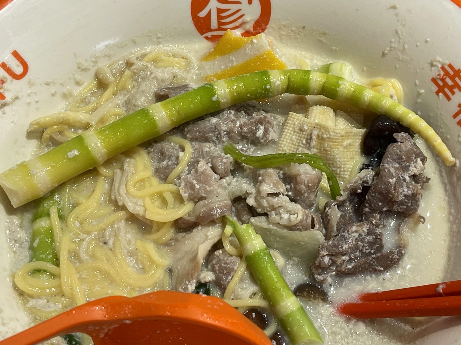 白いとろみのある牛骨スープに牛肉や干豆腐、姫たけのこ、キクラゲが入った麻辣湯の全体