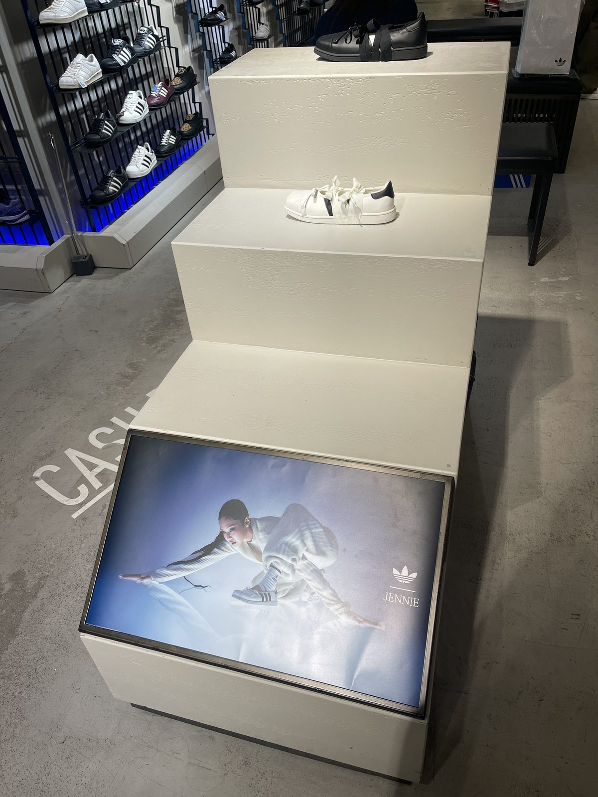ガラスケースに並んだ adidas Originals by JENNIE コラボスニーカー