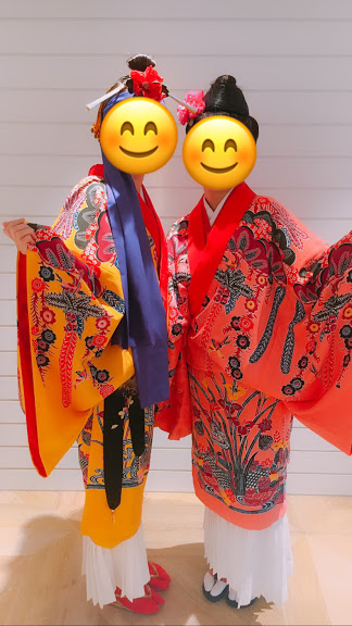 沖縄の正装・琉装をまとった様子