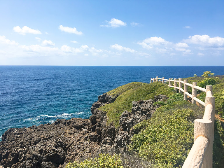 晴れた日の東平安名崎の遊歩道と海
