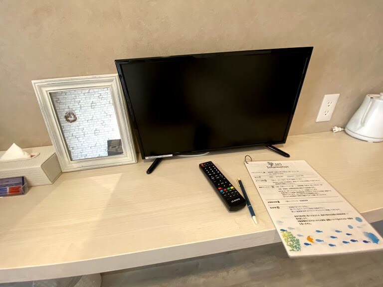 カウンターテーブルとテレビ