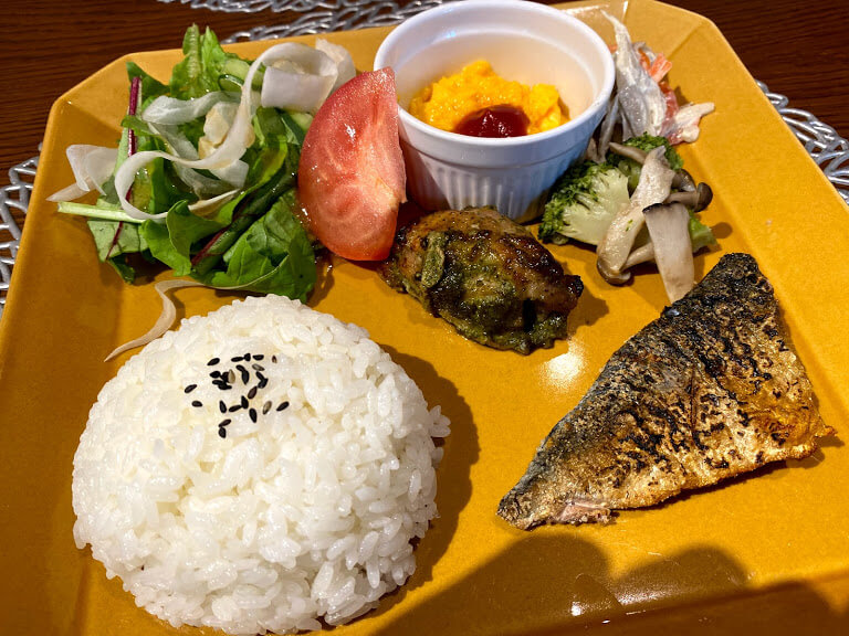 朝食のセットプレート