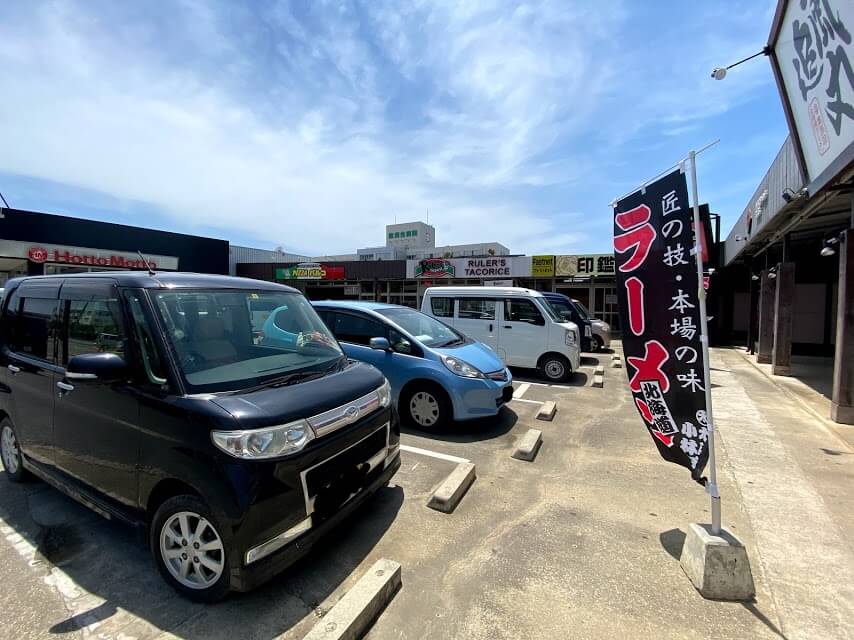 イオンタウン内にあるルーラーズタコライスの外観と駐車場