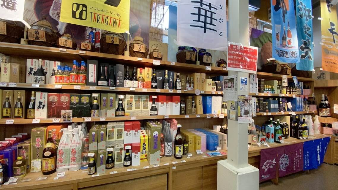 泡盛の琉球王朝が並ぶお酒コーナー