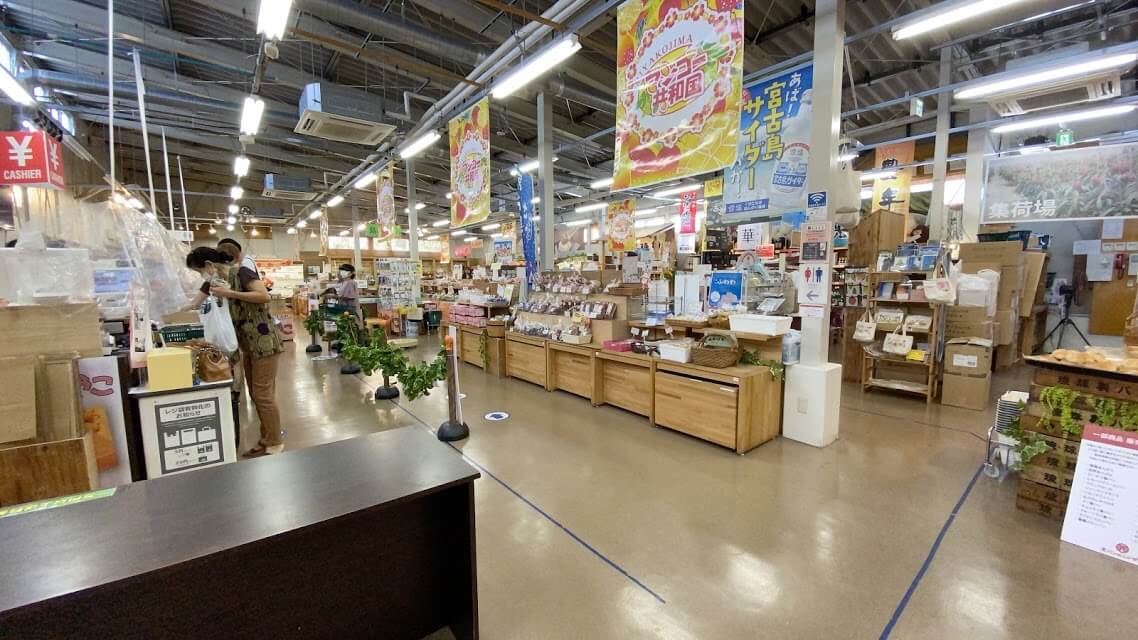 端から端まで見渡せる島の駅みやこの店内