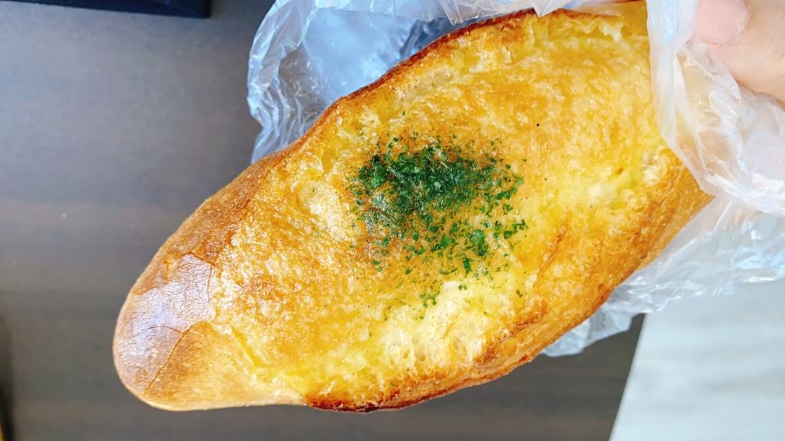 パン屋さんに並ぶ焼きたてのパン