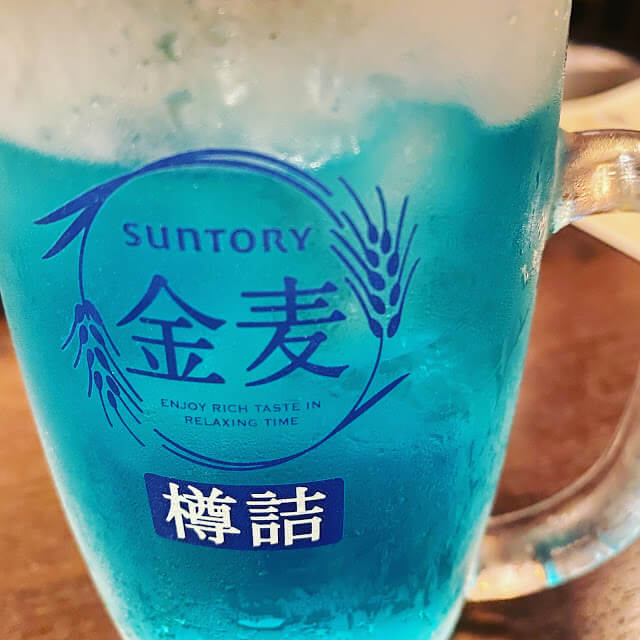 鮮やかな青色のカクテル ブルーハワイ