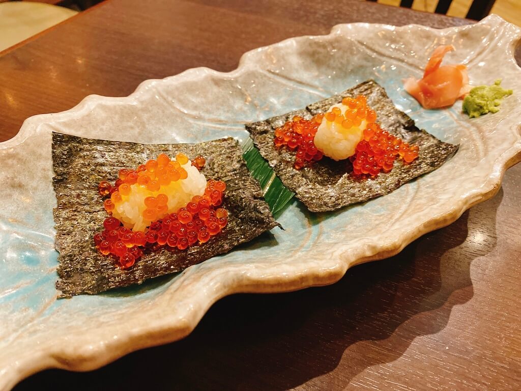 贅沢たっぷりイクラの手巻き寿司