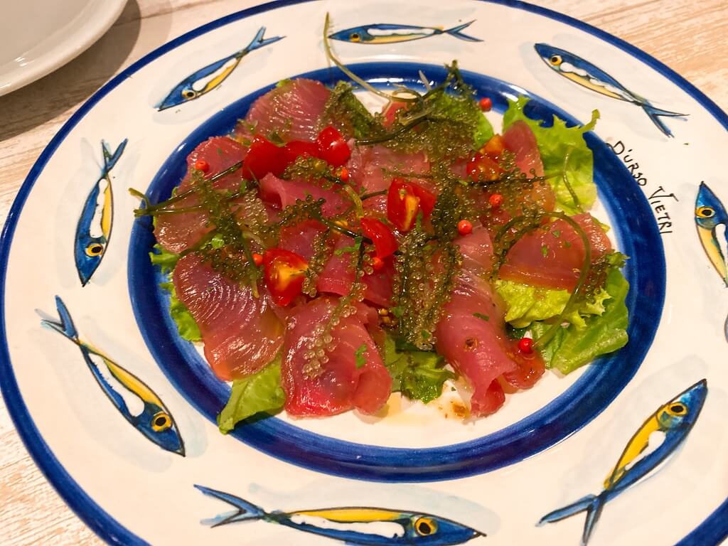 マグロと海ぶどうのサラダ(黒板メニュー)