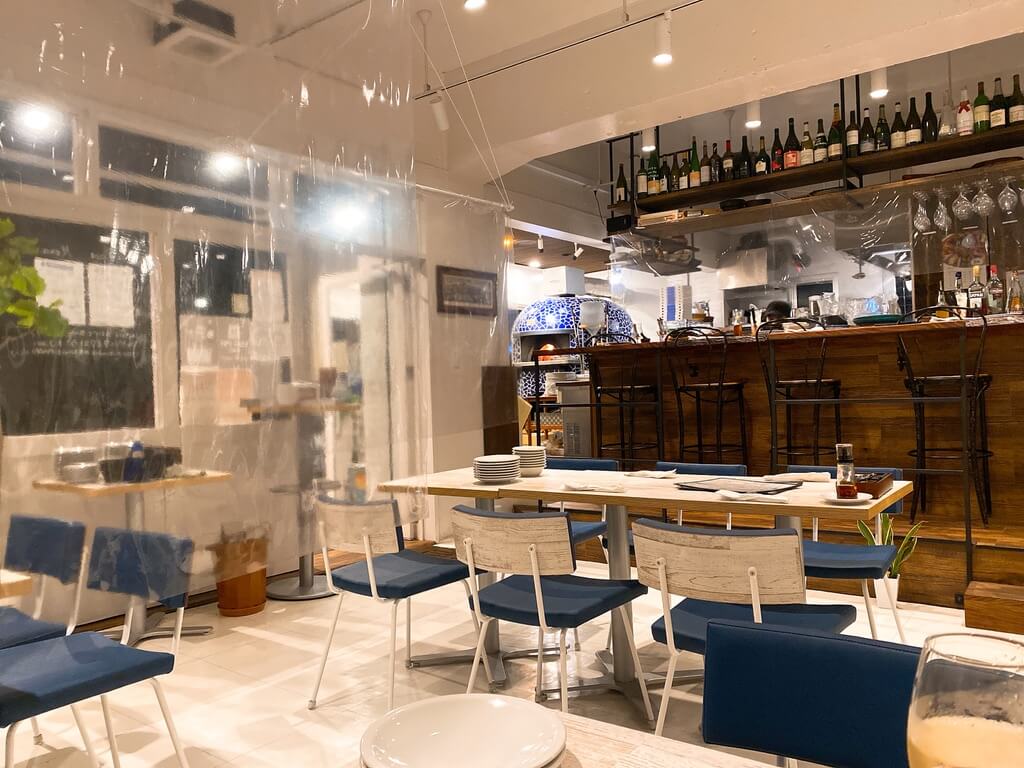 ピッツェリアCROWNの店内と青いドーム型の窯