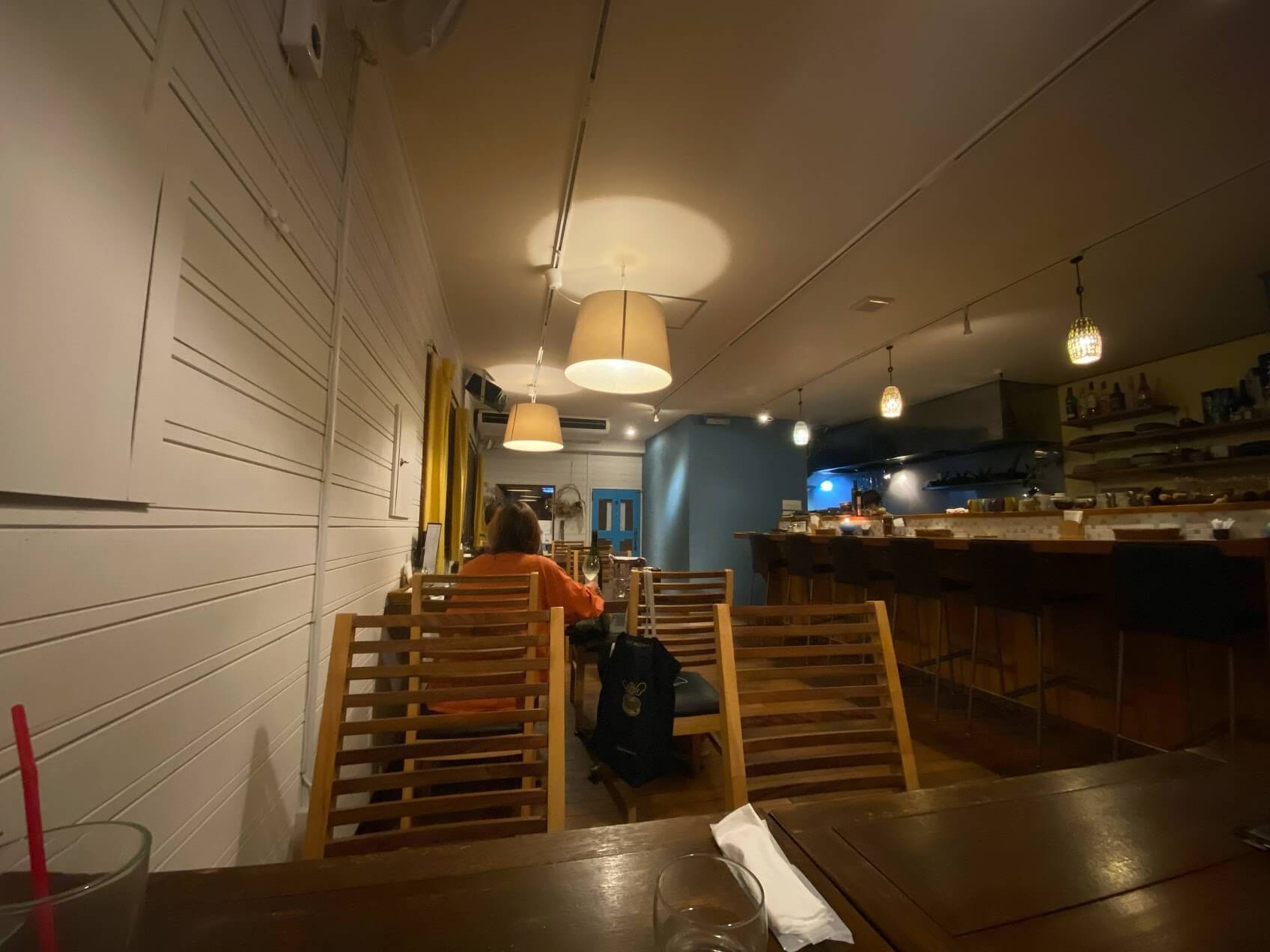 洋食てぃんの外観と看板