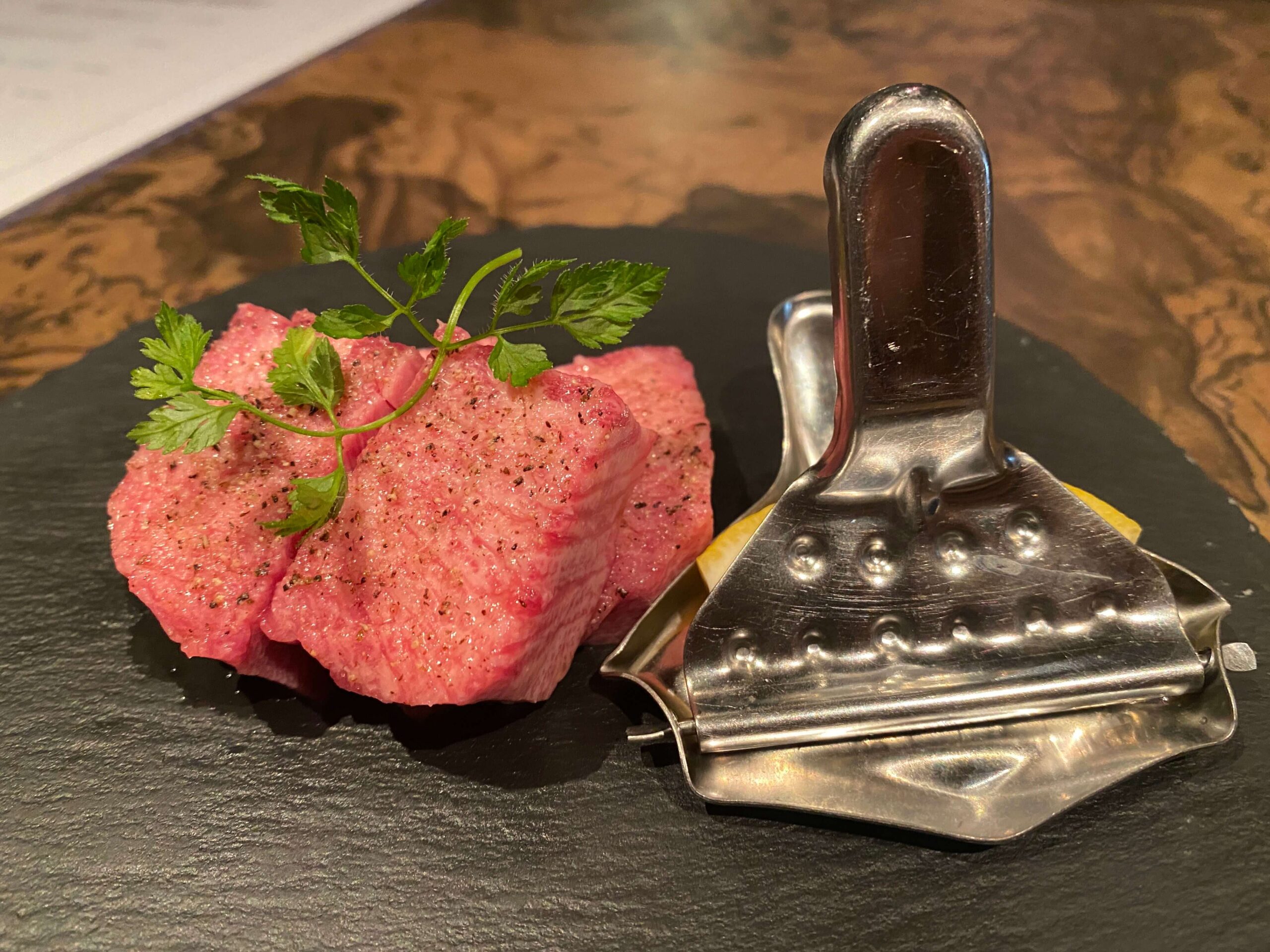 焼肉店『牛あぐら』の厚切りタン塩