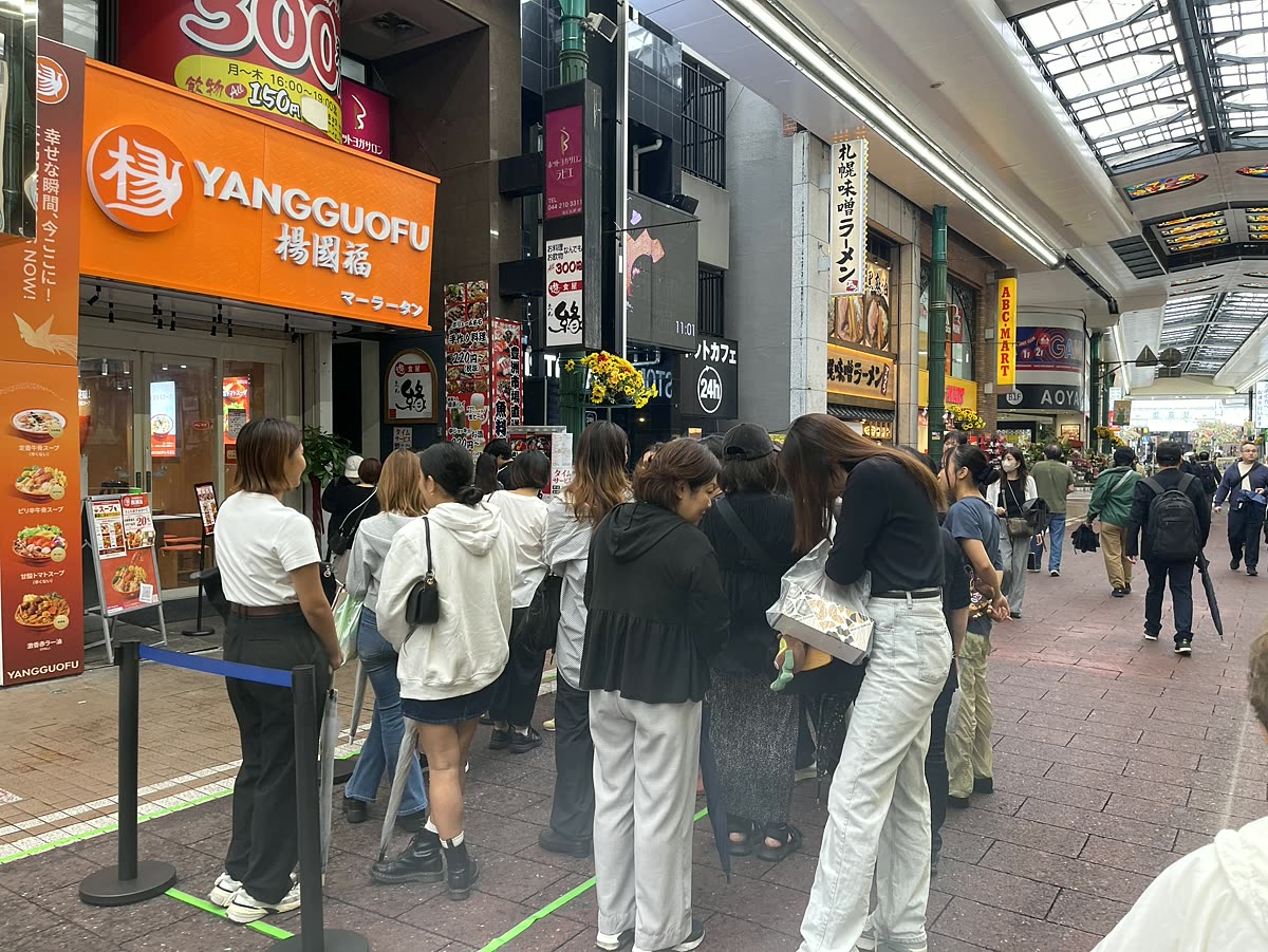 開店前から店頭に並ぶ人の行列