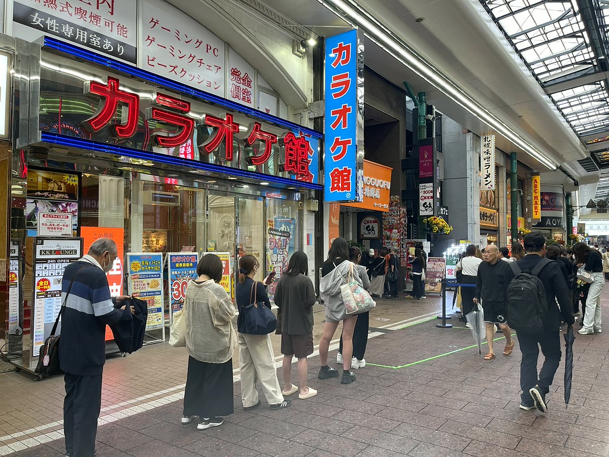 アーケード内で楊國福の開店を待つ女性客の列