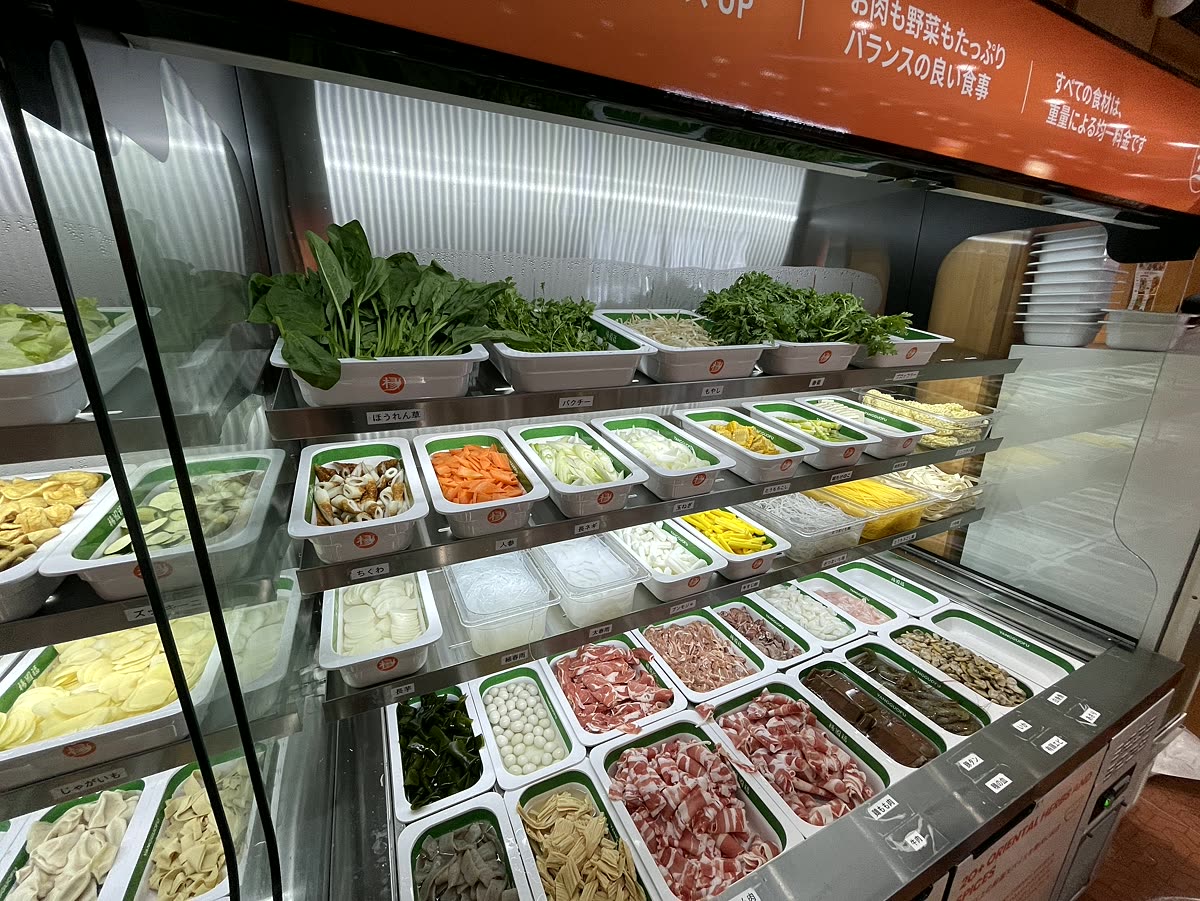 肉や海鮮練り物などが並ぶ具材コーナーの下段