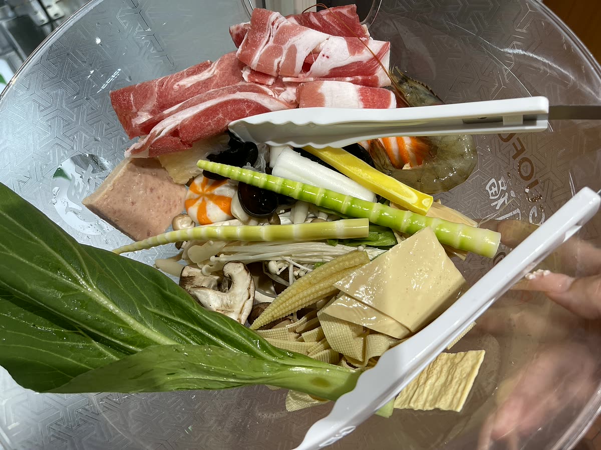 自分で選んで盛ったチンゲン菜や豚肉きのこなどの具材