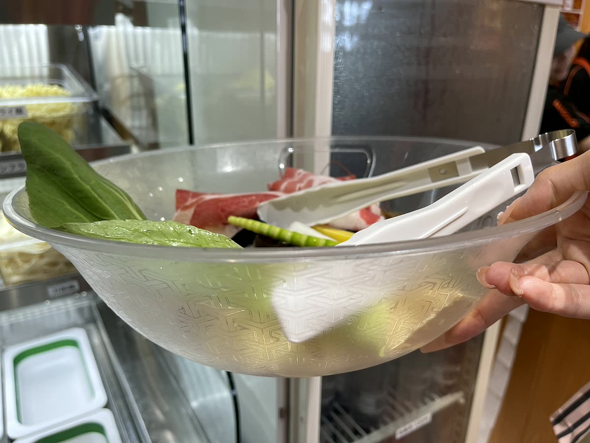 具材を盛ったボウルを手に持ったところ