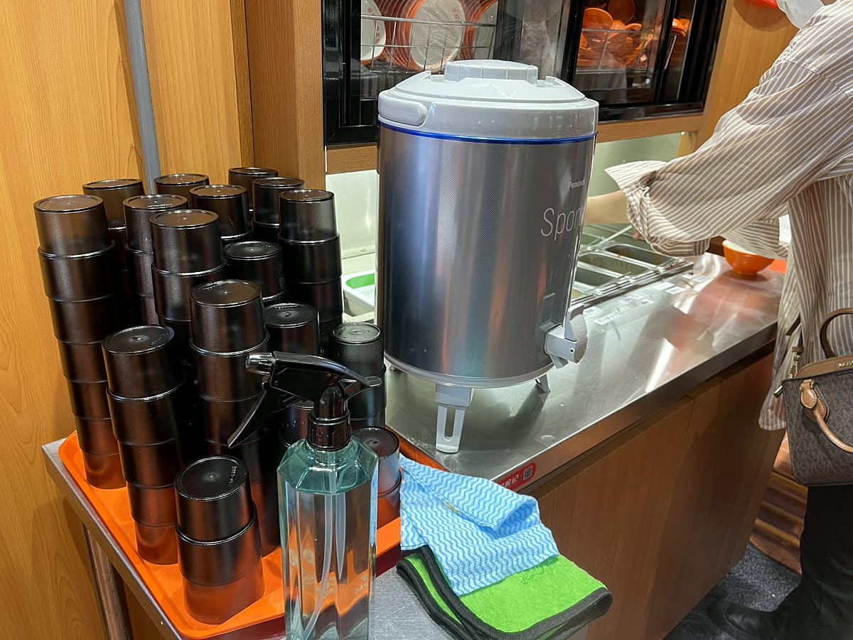 セルフのドリンクとカップが置かれたコーナー