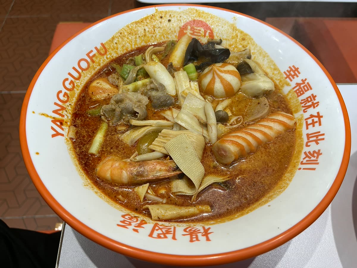 海老や練り物野菜がたっぷり入った麻辣湯2辛の赤いスープ