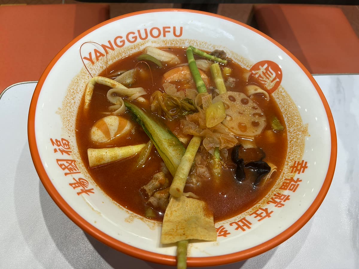 レンコンやアスパラ幅広麺が入ったトマトベーススープ