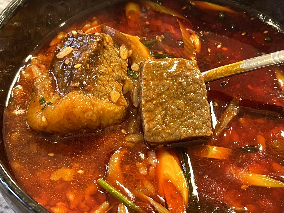 スプーンで割れるほど柔らかい食道園カルビクッパの大きなカルビ