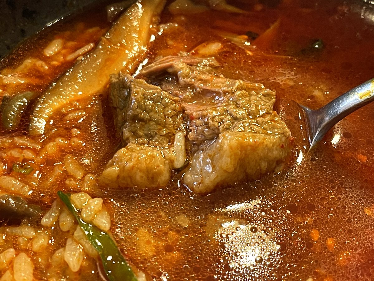 ほぐれて柔らかさと脂身の存在感がわかる食道園カルビクッパのカルビのアップ