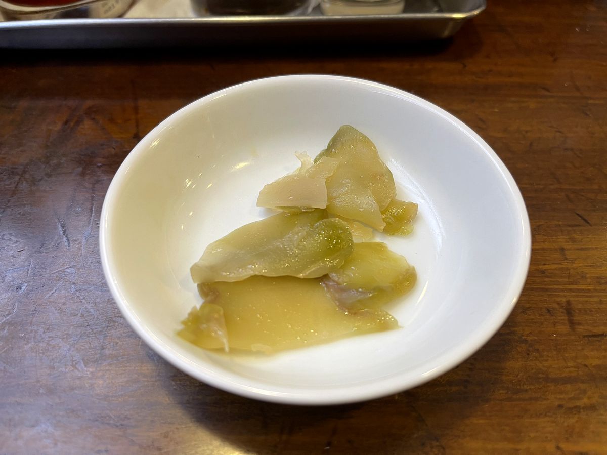 小鉢に入ったスライスされたザーサイ