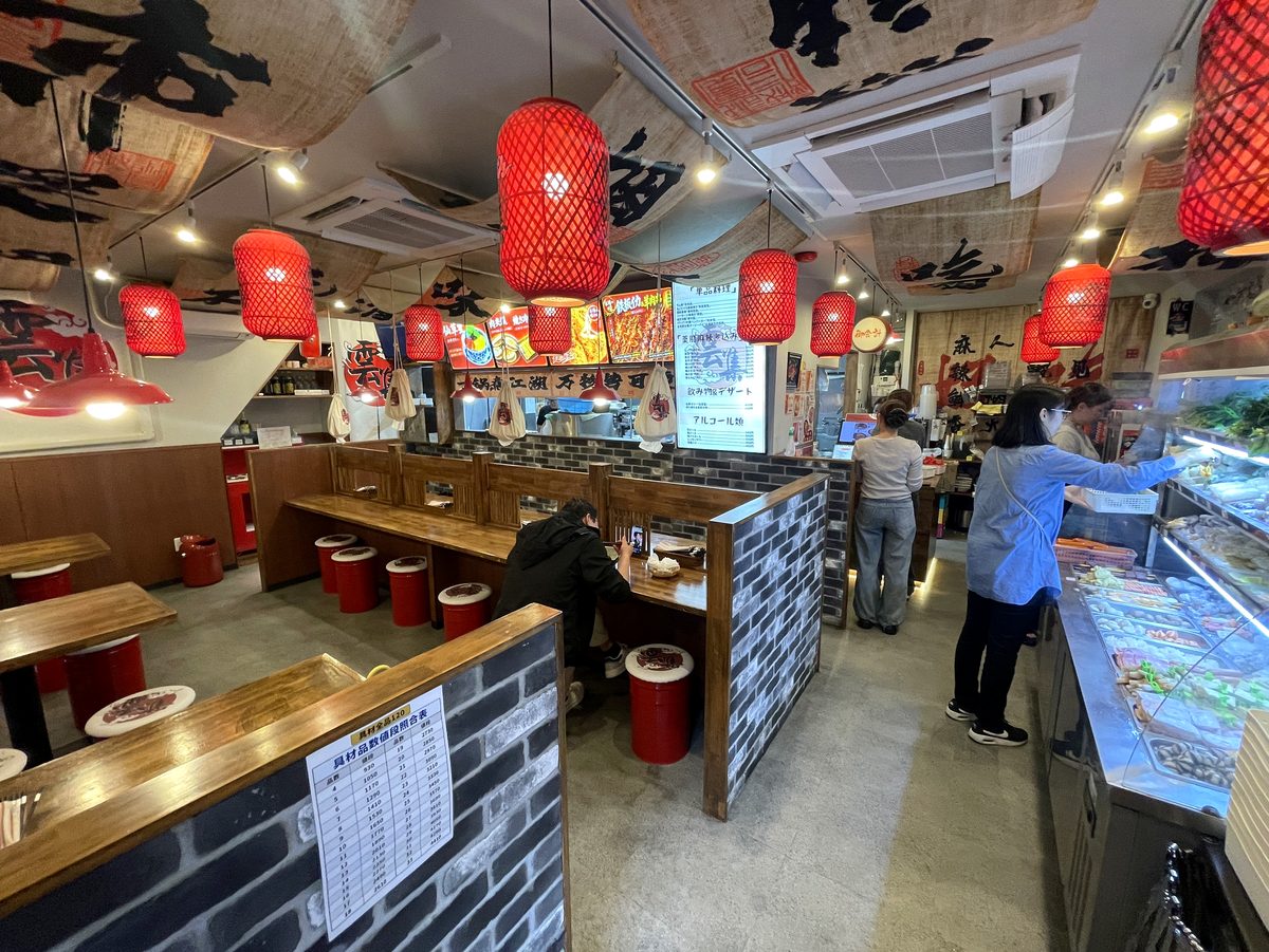 おしゃれな中国系の装飾と赤い提灯が並ぶ雲集麻辣燙新館の店内